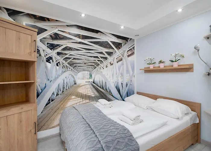 Charming With Parking And Balcony In By Renters Apartment *