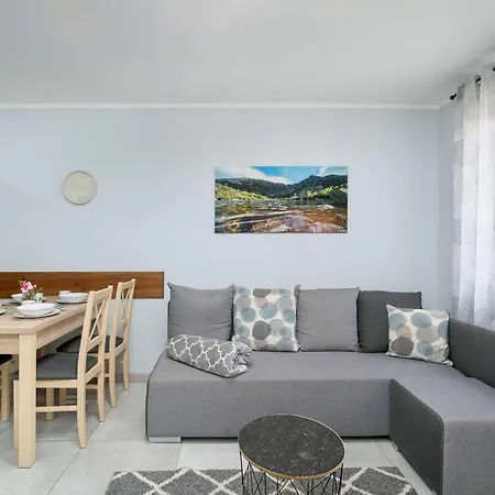 Charming With Parking And Balcony In By Renters Apartmán