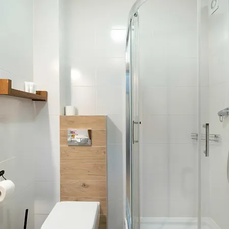 Charming With Parking And Balcony In By Renters 아파트 *